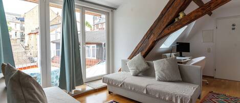 Smart TV, libros y monitor de computadora