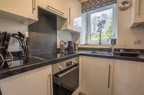 Een koelkast, een magnetron, een oven, een kookplaat
