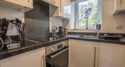 The Retreat, steps from amenities, short walk from Lake Windermere. Eco Friendly