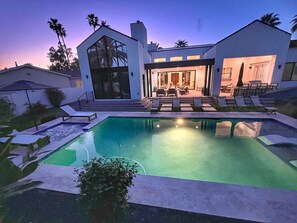 حمّام سباحة خارجي، حمّام سباحة مُدفَّأ