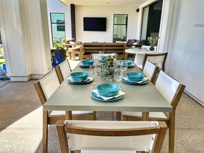 تناول الطعام بالخارج