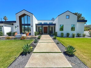 Property grounds - ++LUXE Retreat just steps from Old Town Scottsdale! Pool, Spa, Outdoor Oasis ++ (Scottsdale)