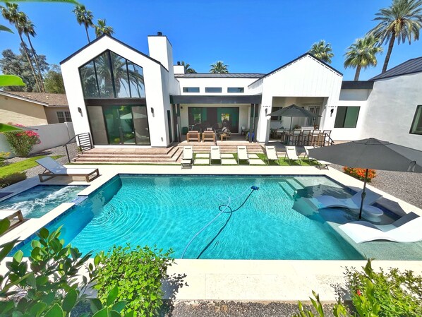 حمّام سباحة خارجي، حمّام سباحة مُدفَّأ