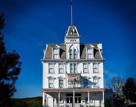 Exterior. Walk To Goodspeed Opera House!
