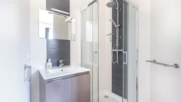 Dusche, Handtücher, Seife, Toilettenpapier