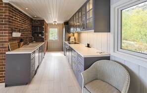 Kühlschrank, Geschirrspüler, Wasserkocher mit Kaffee-/Teezubehör