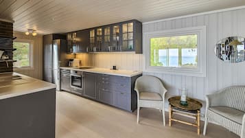 Kühlschrank, Geschirrspüler, Wasserkocher mit Kaffee-/Teezubehör