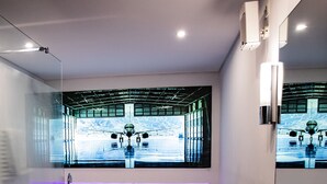Een moderne badkamer met een bad, een wastafel en een grote spiegel.