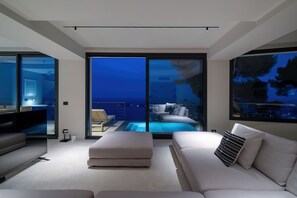 Smart-TV, Kamin, Stereoanlage, Drucker