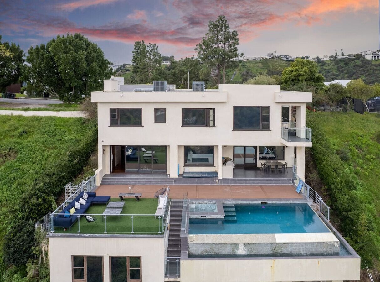 Spectacular Views: Exquisite Villa, Pool, Jacuzzi!