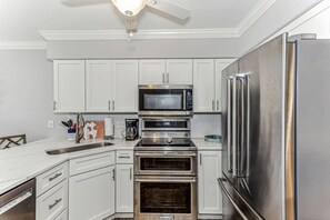 Réfrigérateur, four à micro-ondes, un four, surface de cuisson