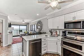 Køleskab, mikrobølgeovn, ovn, kogeplade