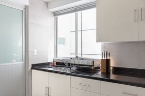 Microondas, horno y placa de cocina