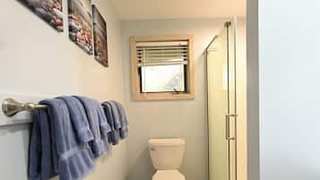 Douche, sĂšche-cheveux, serviettes fournies, savon