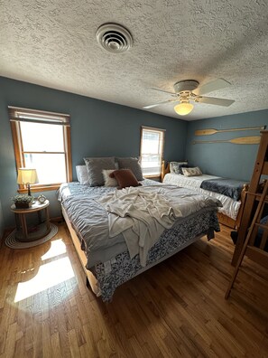 3 habitaciones, escritorio, tabla de planchar con plancha y wifi