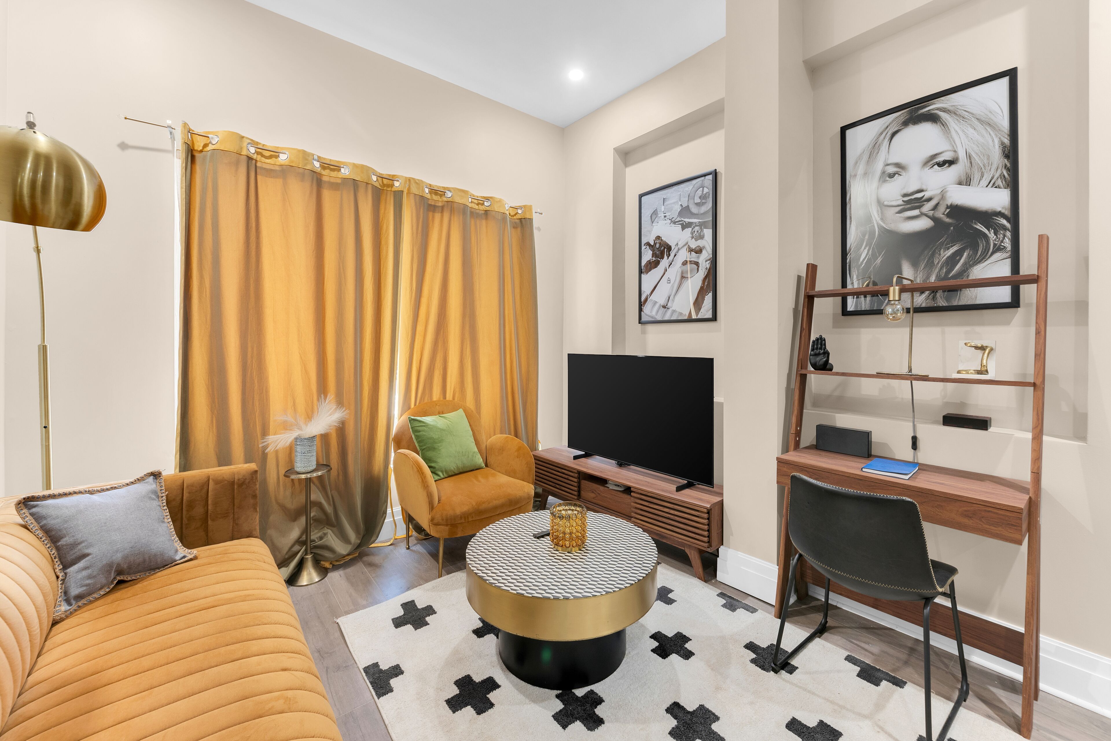 Charming 2BR Oasis with Backyard Near Williamsburg