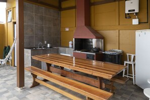Outdoor dining - Solar Analuz, Casa de Férias na Cidade de Navegantes 300m da Praia (Meia Praia Navegantes)