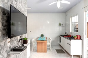 Fridge, microwave, oven, stovetop - Solar Analuz, Casa de Férias na Cidade de Navegantes 300m da Praia (Meia Praia Navegantes)