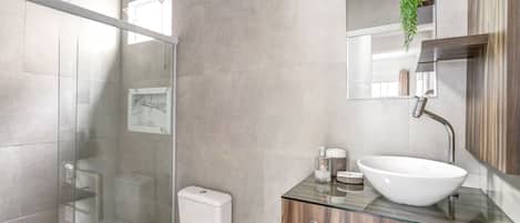 Douche, sĂšche-cheveux, bidet, serviettes fournies