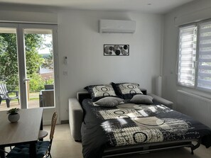 1 bedroom, travel crib, internet, bed sheets