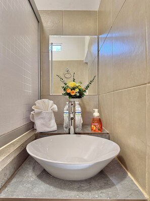 Douche, serviettes fournies, savon, shampoing