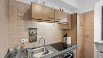 Fridge, stovetop, coffee/tea maker