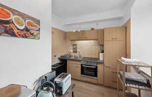 Frigorífico, microondas, placa de cocina y cafetera o tetera