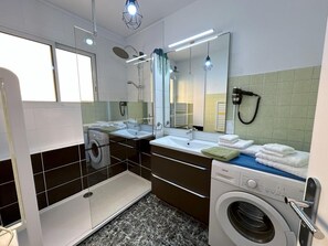 Een douche, handdoeken