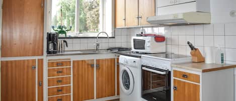 Fridge, stovetop, coffee/tea maker