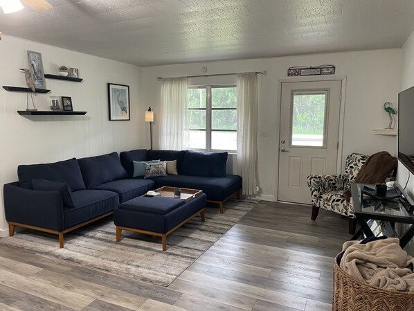 Smart TV, fireplace, books - Catch and Relax…away from it all but close enough to everything. little Gem!!! (Lorida)