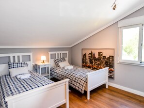 4 habitaciones, tabla de planchar con plancha y acceso a internet