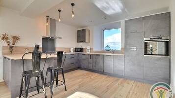 Een koelkast, een magnetron, een oven, een kookplaat