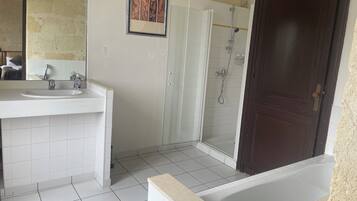 Chambre Double, vue jardin | Salle de bain | Articles de toilette gratuits, sèche-cheveux, serviettes fournies, savon