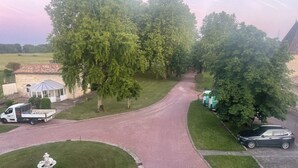 Ein Wohngrundstück mit einer Einfahrt, auf der ein Lkw, ein Auto und ein Gazebo stehen.