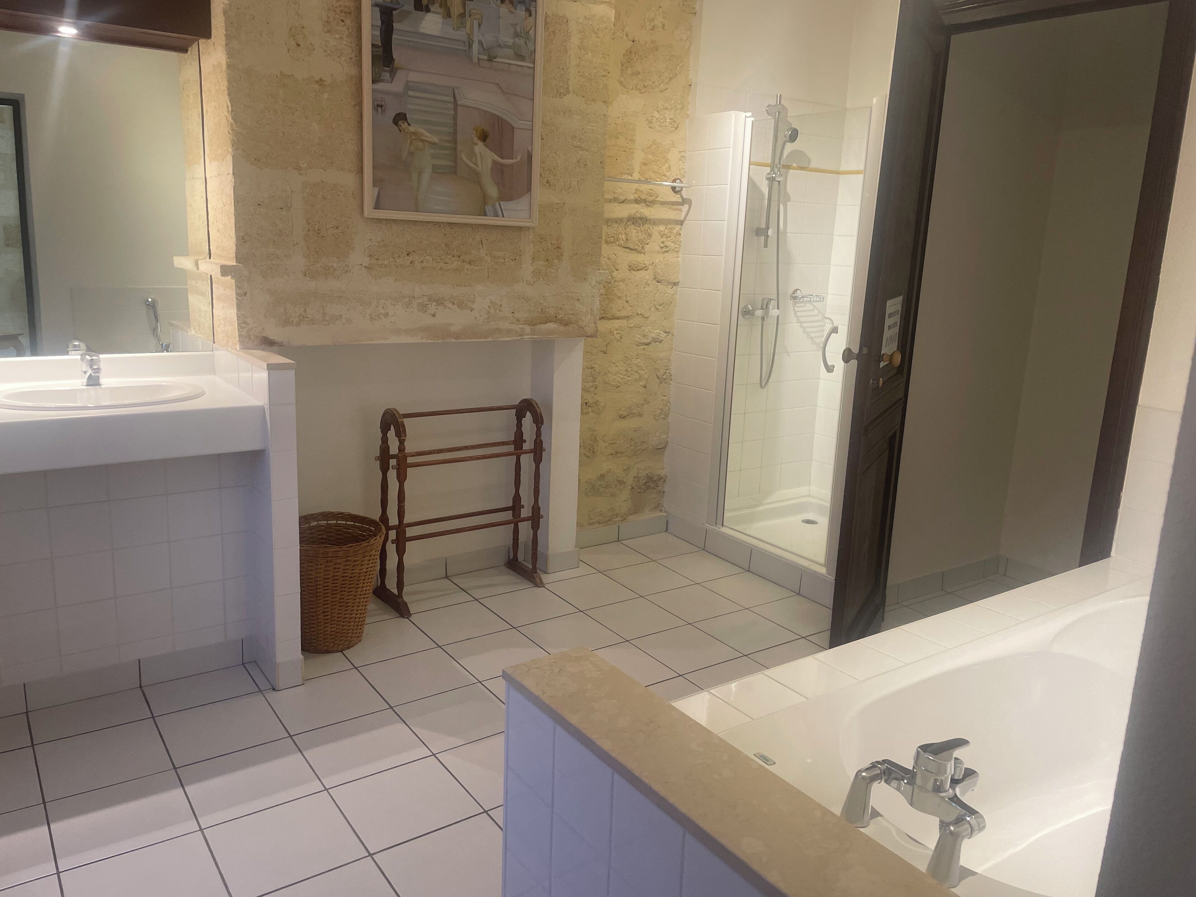 Articles de toilette gratuits, sèche-cheveux, serviettes fournies, savon