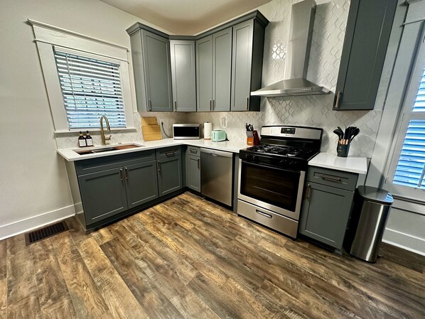 Fridge, microwave, oven, stovetop - Cottage, Parking, MTSU, downtown Murfreesboro (Murfreesboro)