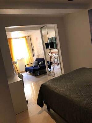 1 chambre, bureau, fer et planche à repasser, Wi-Fi gratuit