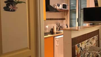 Kühlschrank, Mikrowelle, Herdplatte, Wasserkocher mit Kaffee-/Teezubehör