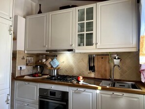 Four, plaque de cuisson, lave-vaisselle, cafetière/bouilloire