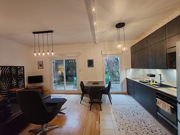 Køleskab, mikrobølgeovn, ovn, kogeplade