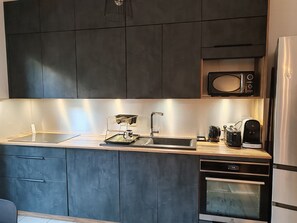 Køleskab, mikrobølgeovn, ovn, kogeplade