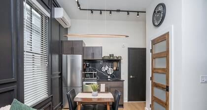 Sleek & Cozy 1st Flr Flat- Walk to Brown & Wayland