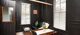 Sleek & Cozy 1st Flr Flat- Walk to Brown & Wayland