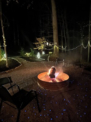 Property grounds - Harbor Hideway is a cozy, romantic gem minutes away from Jamestown Marina! (Jamestown)