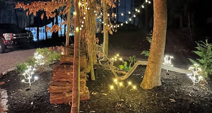 Harbor Hideway is a cozy, romantic gem minutes away from Jamestown Marina!