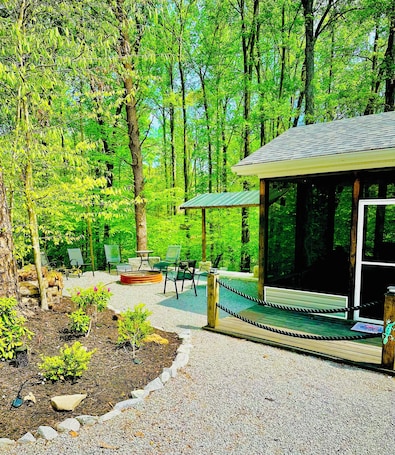 Outdoor dining. Harbor Hideway is a cozy, romantic gem minutes away from Jamestown Marina!
