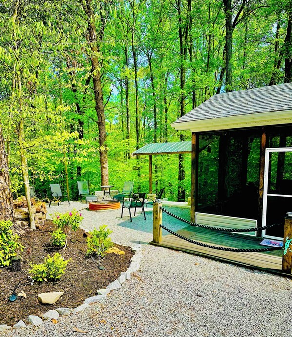 Outdoor dining - Harbor Hideway is a cozy, romantic gem minutes away from Jamestown Marina! (Jamestown)