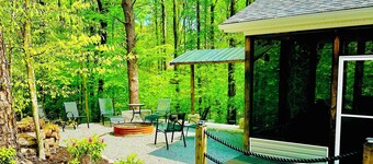 Harbor Hideway is a cozy, romantic gem minutes away from Jamestown Marina!