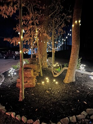 Property grounds - Harbor Hideway is a cozy, romantic gem minutes away from Jamestown Marina! (Jamestown)