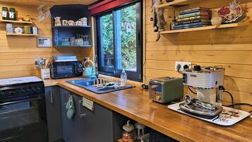 Een koelkast, een microgolfoven, een oven, een broodrooster